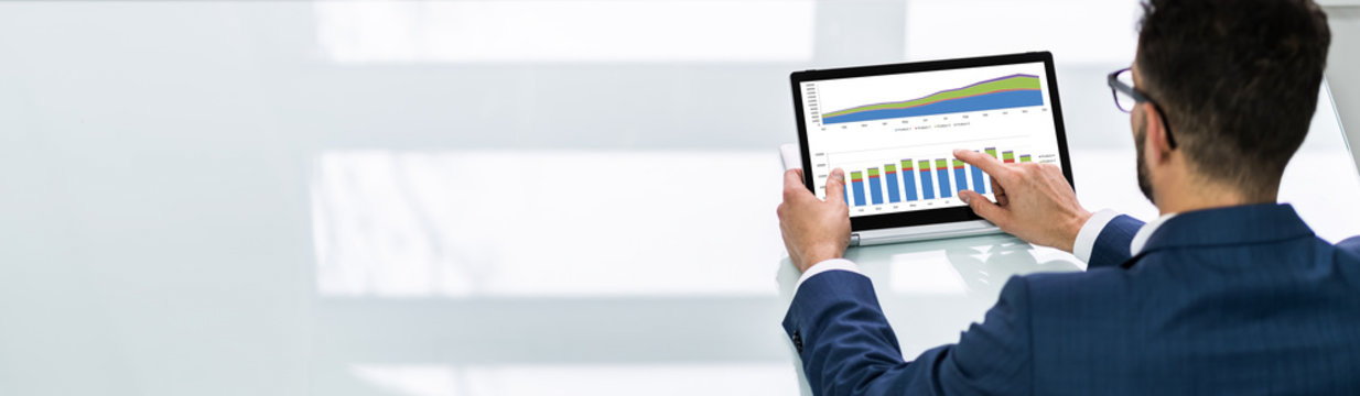 MoodImage CTA TraceMiner Mensch am Tisch mit Dashboard auf Laptop SYNAXUS MoodImage CTA TraceMiner Mensch am Tisch mit Dashboard auf Laptop SYNAXUS