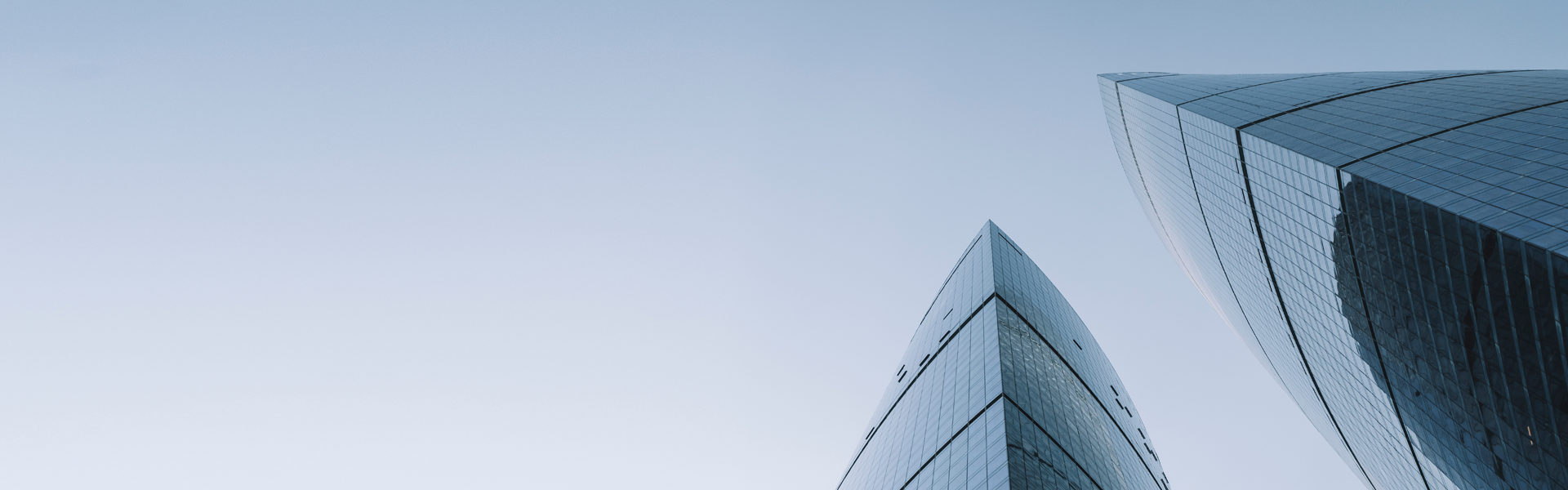 Headerbild Konsoliderung zeigt Bürogebäude im Himmel von SYNAXUS
